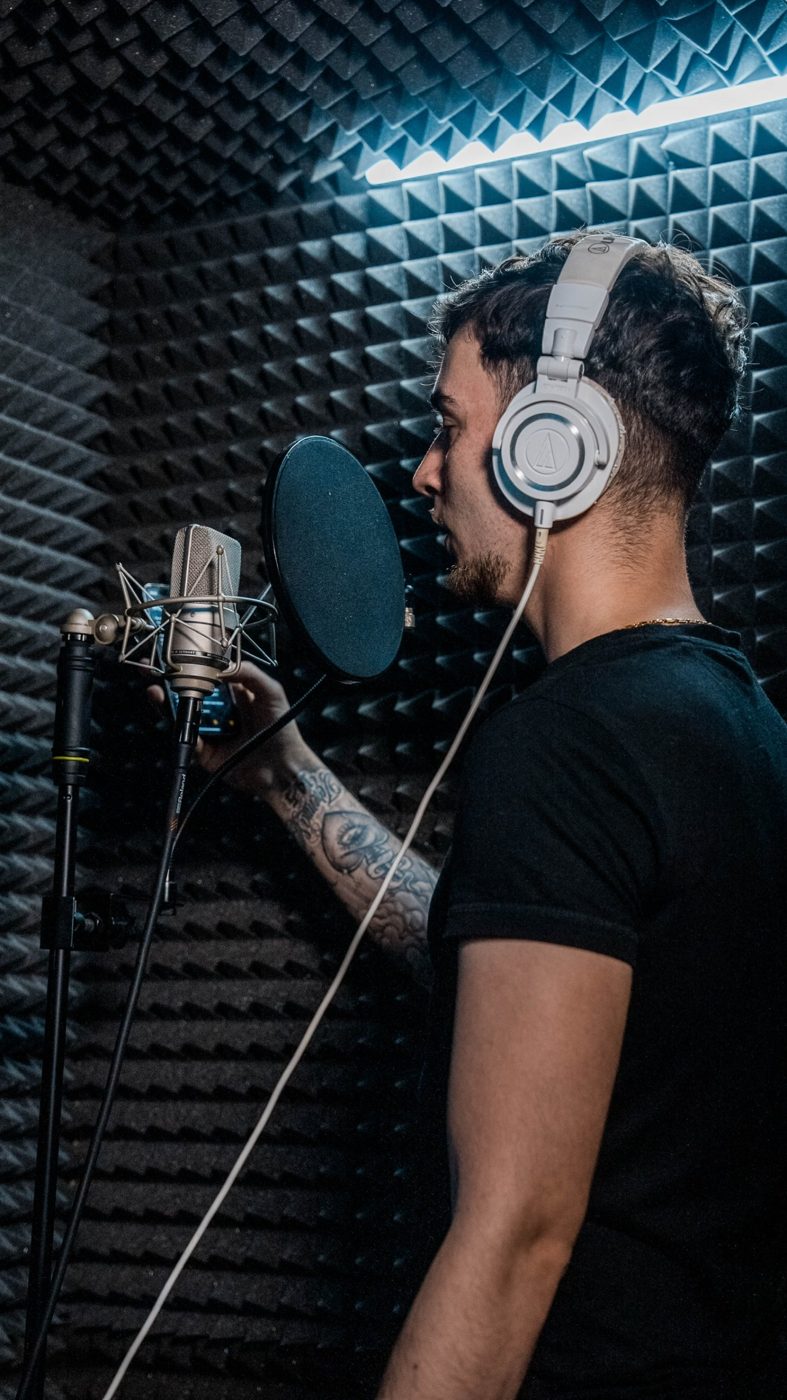 Artista grabando voces en la cabina de CSTUDIOSBCN